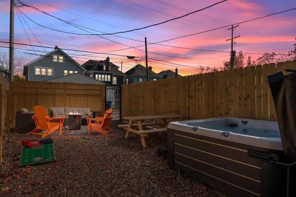 5 Bedrooms Sleeps 14 - Hot Tub - 1 Min To Fairgrounds