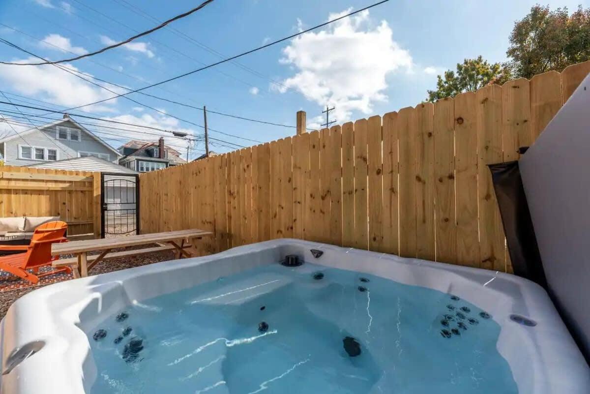 5 Bedrooms Sleeps 14 - Hot Tub - 1 Min To Fairgrounds Apartment