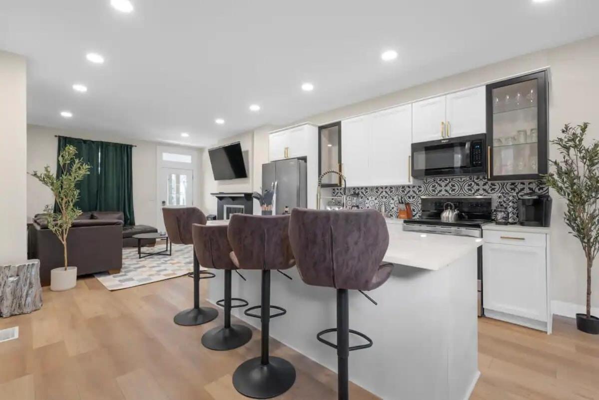 5 Bedrooms Sleeps 14 - Hot Tub - 1 Min To Fairgrounds Apartment *