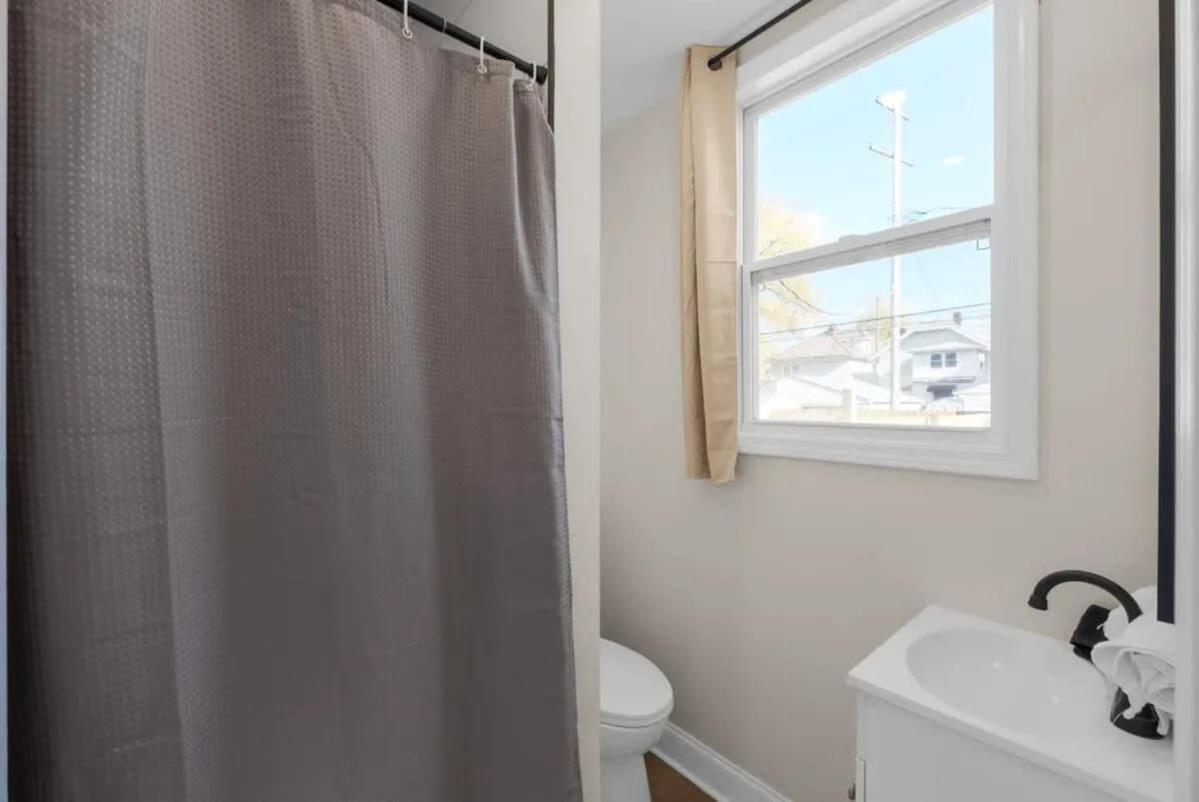 5 Bedrooms Sleeps 14 - Hot Tub - 1 Min To Fairgrounds Columbus