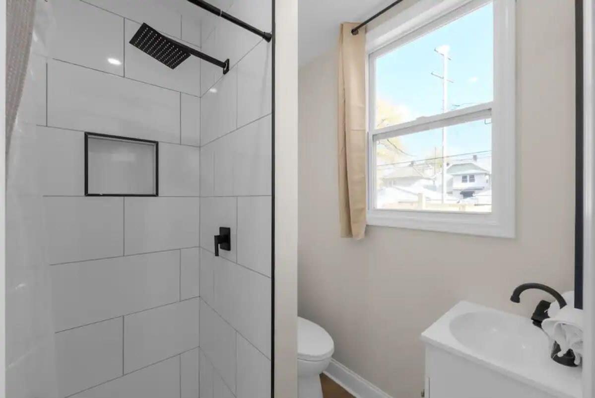 5 Bedrooms Sleeps 14 - Hot Tub - 1 Min To Fairgrounds Apartment *