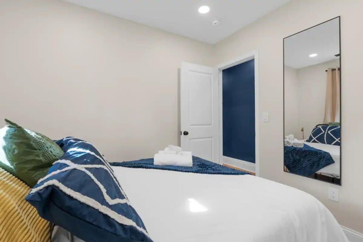 Apartment 5 Bedrooms Sleeps 14 - Hot Tub - 1 Min To Fairgrounds Columbus