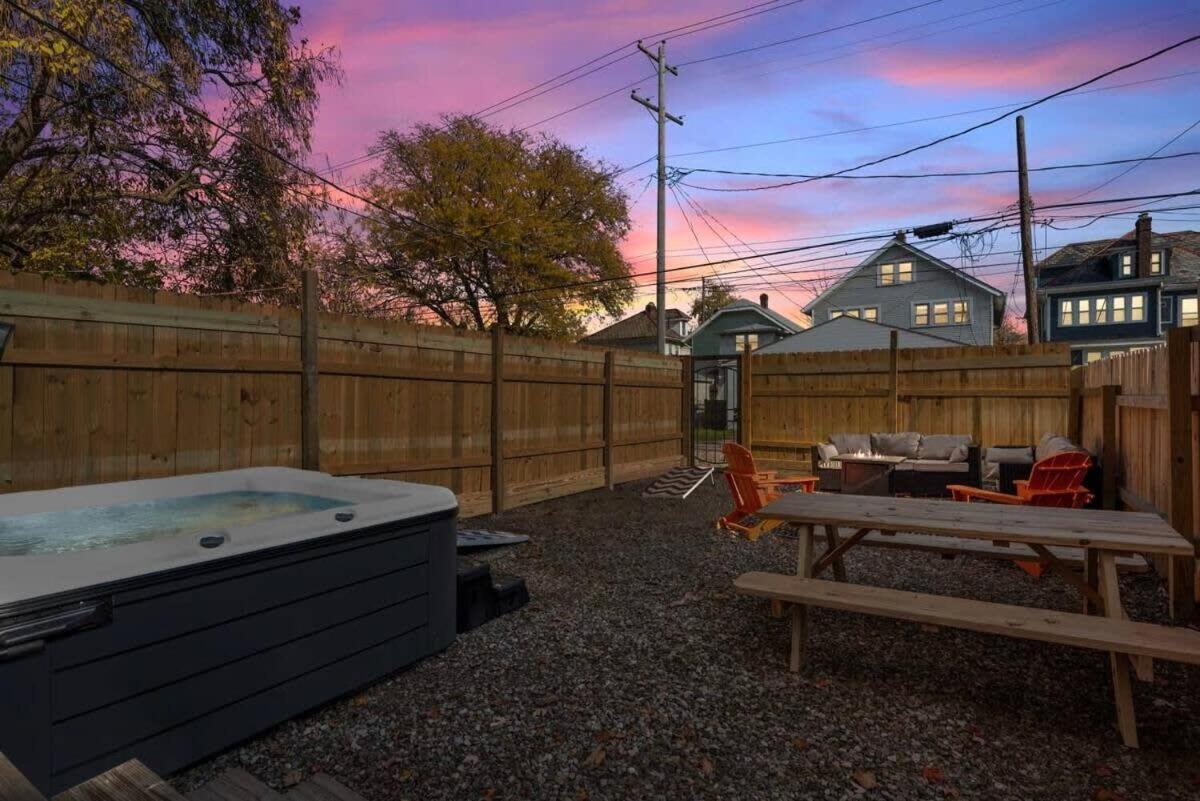 5 Bedrooms Sleeps 14 - Hot Tub - 1 Min To Fairgrounds Apartment