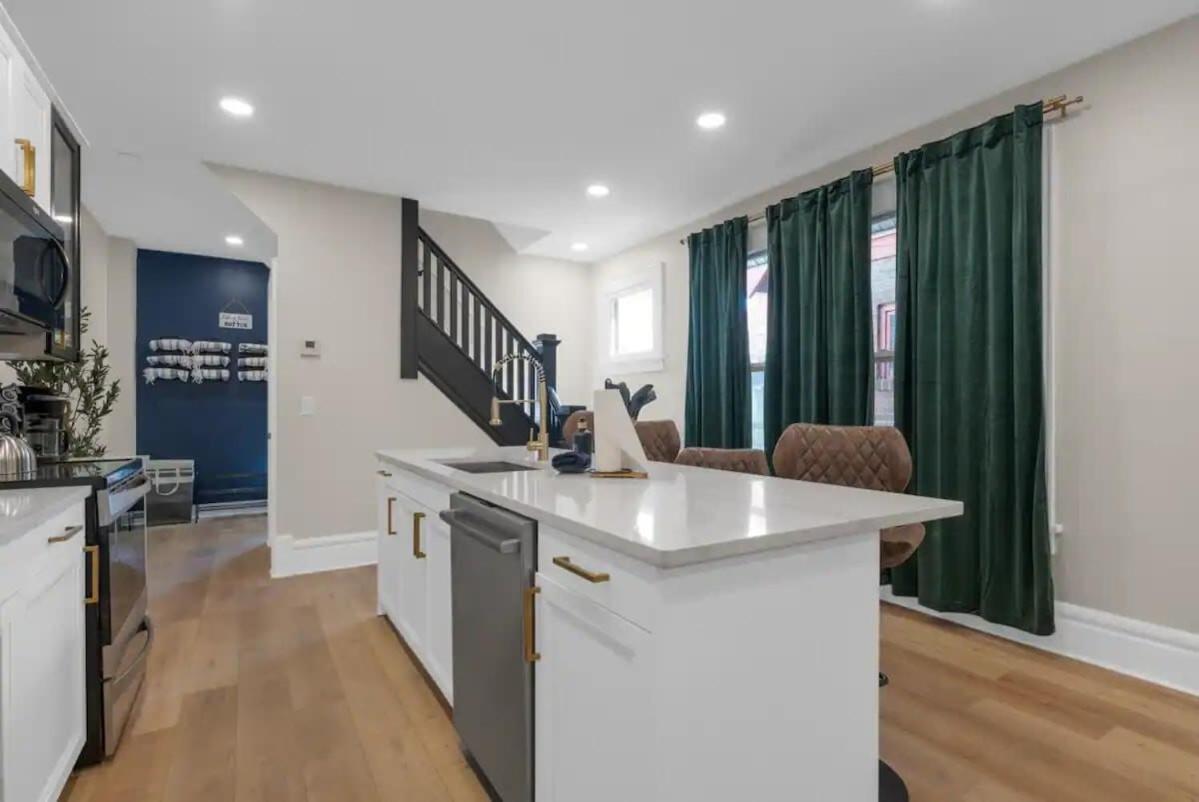 Apartment 5 Bedrooms Sleeps 14 - Hot Tub - 1 Min To Fairgrounds *