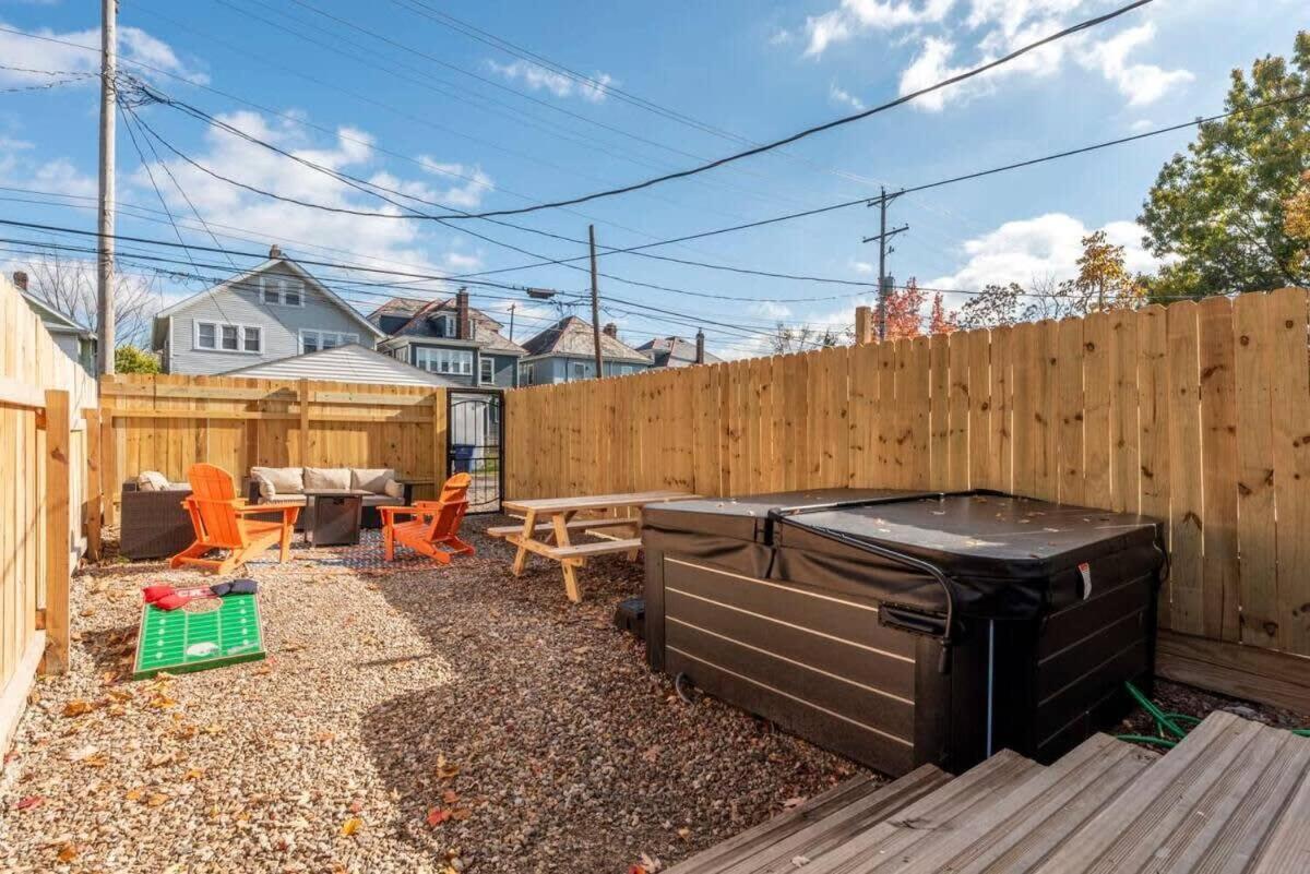 5 Bedrooms Sleeps 14 - Hot Tub - 1 Min To Fairgrounds Apartment *